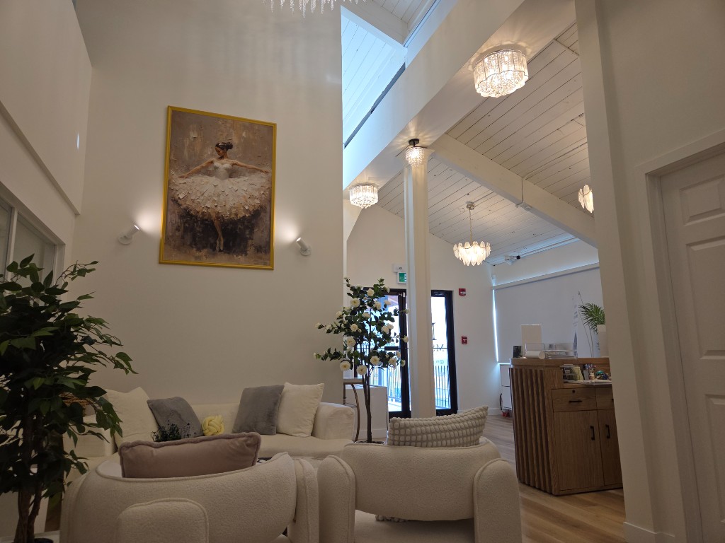 Commercial renovation: bright reception and lounge interior by BNA HOME