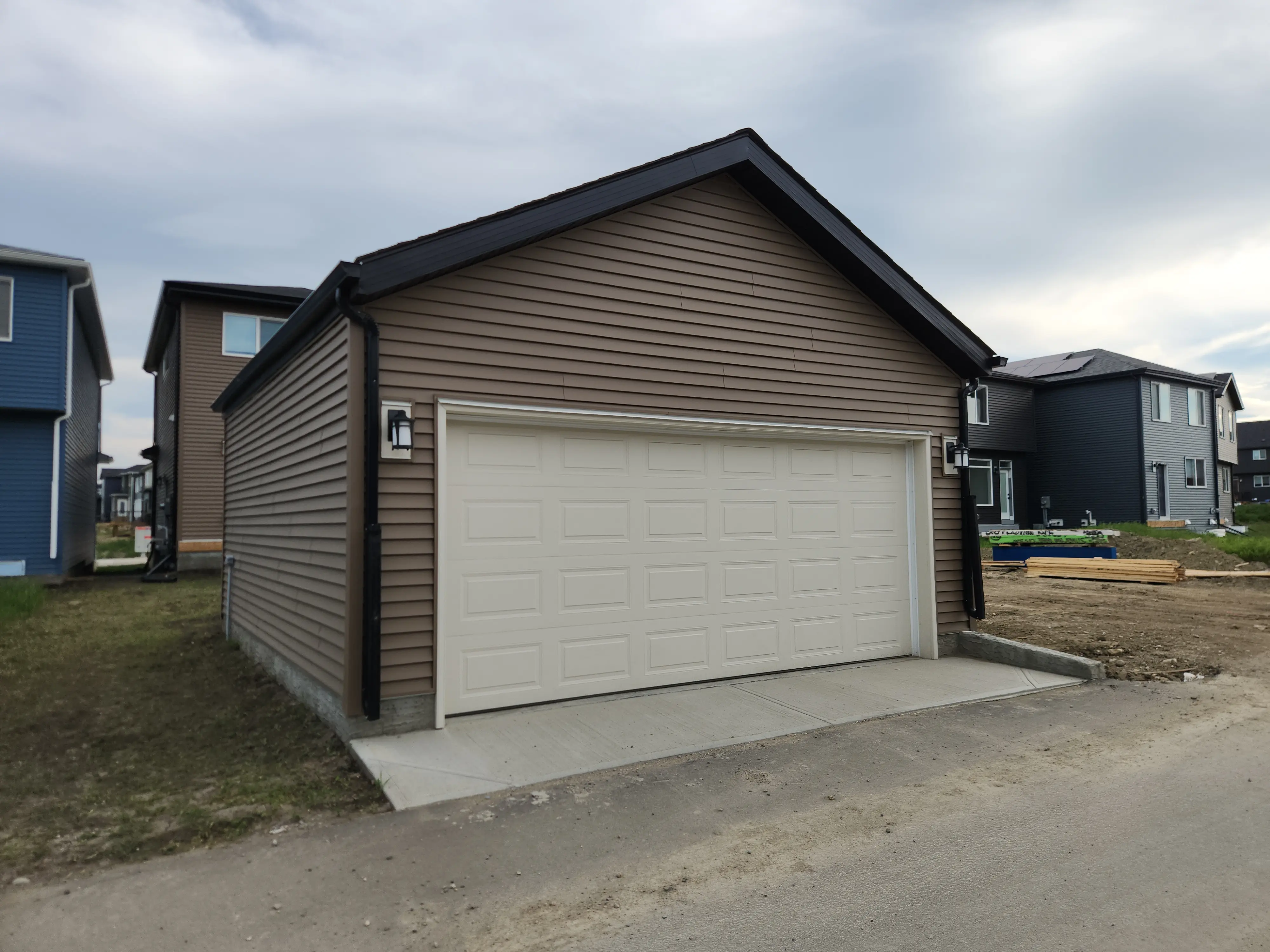 Modern garage build by BNA HOME